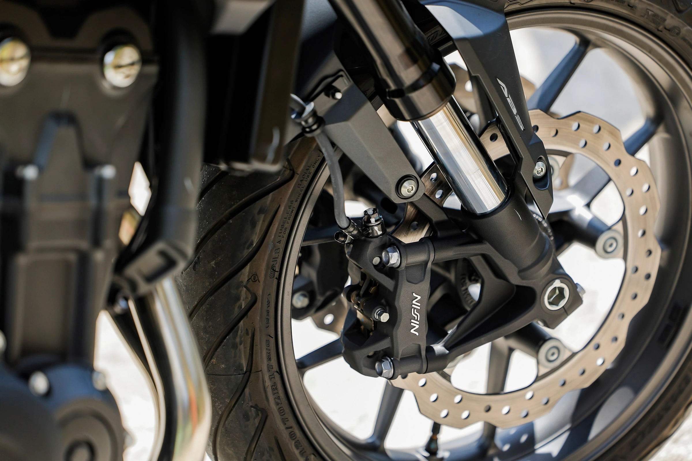 A Honda Hornet 500 tem suspensão dianteira com tubos invertidos