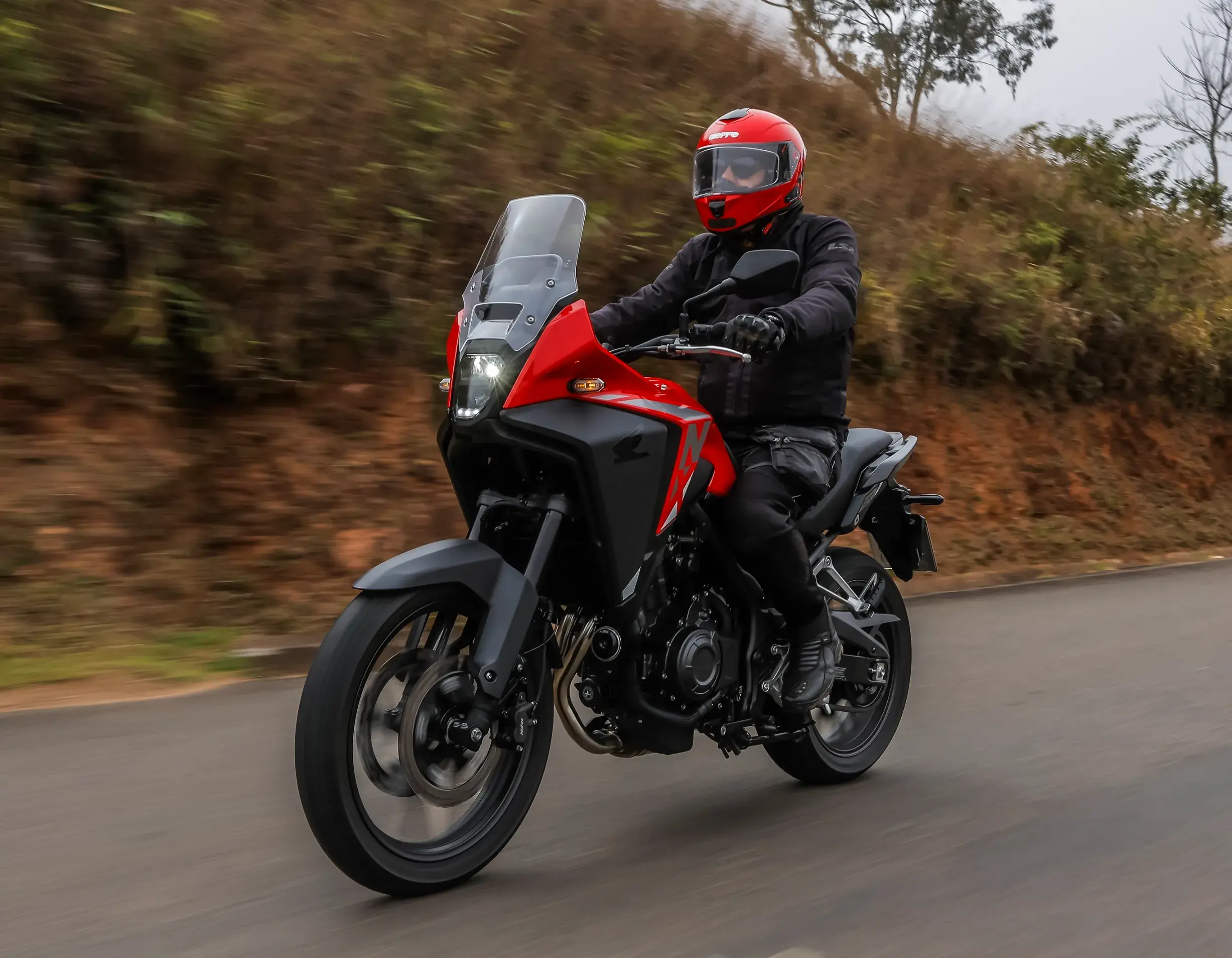 A Honda NX 500 é mais indicada do que a Hornet 500 para viagens
