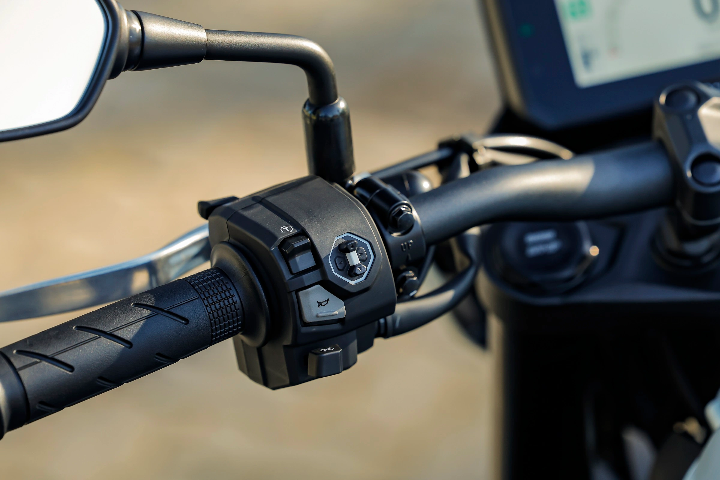 Detalhe do "mini-joystick que seleciona as funções no painel das Honda Hornet 500 e NX 500