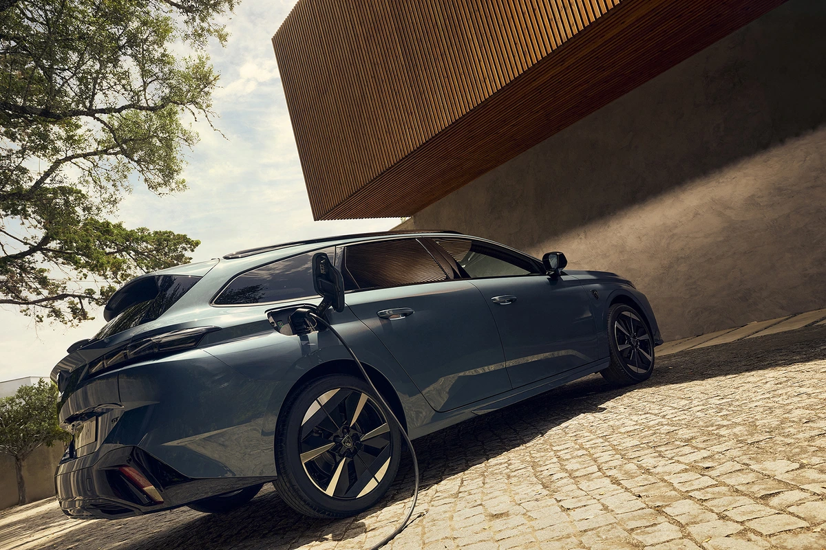 Peugeot 308 elétrico tem 450 quilômetros de autonomia