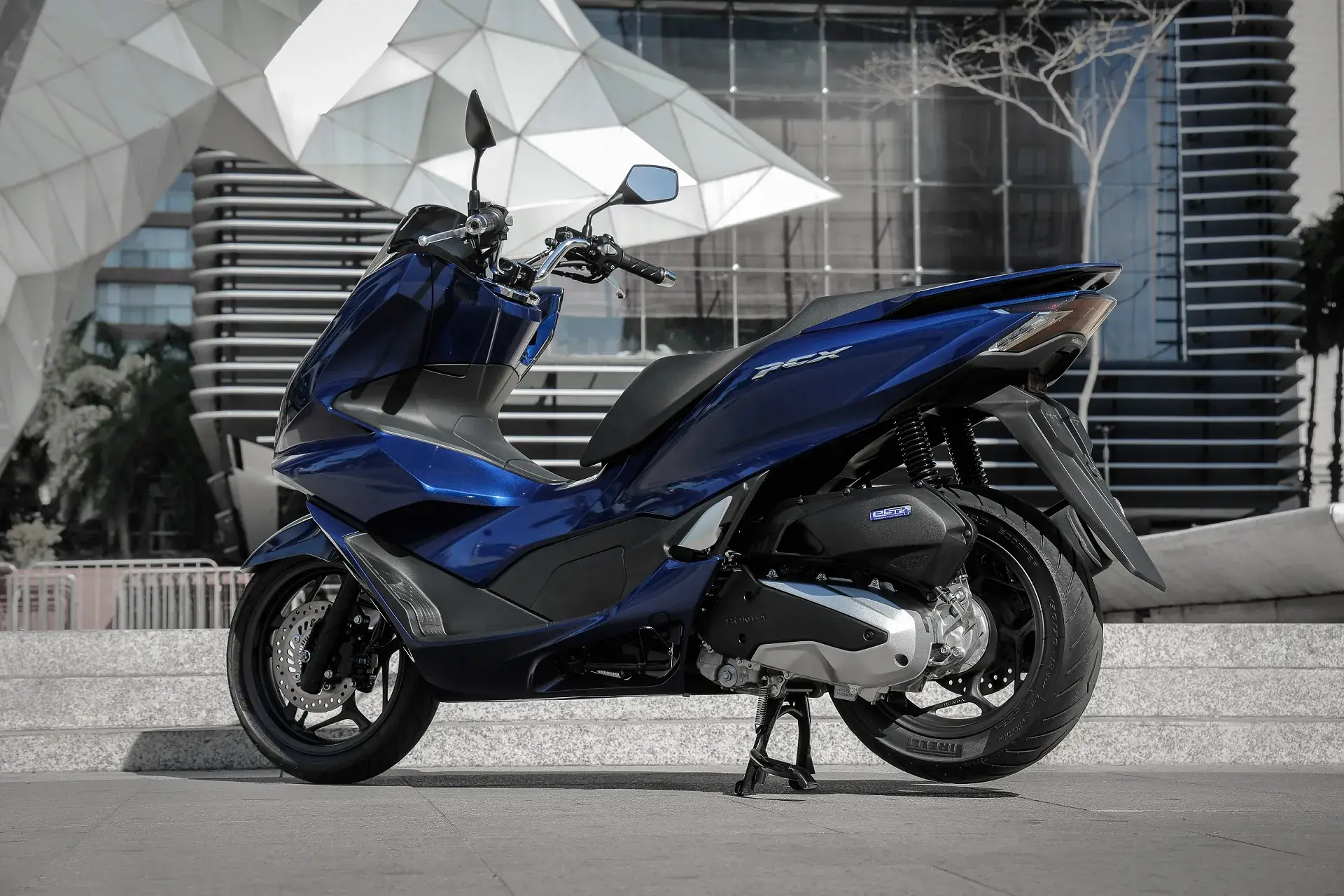 A cor azul metálica também é novidade na linha 2026 do Honda PCX 160