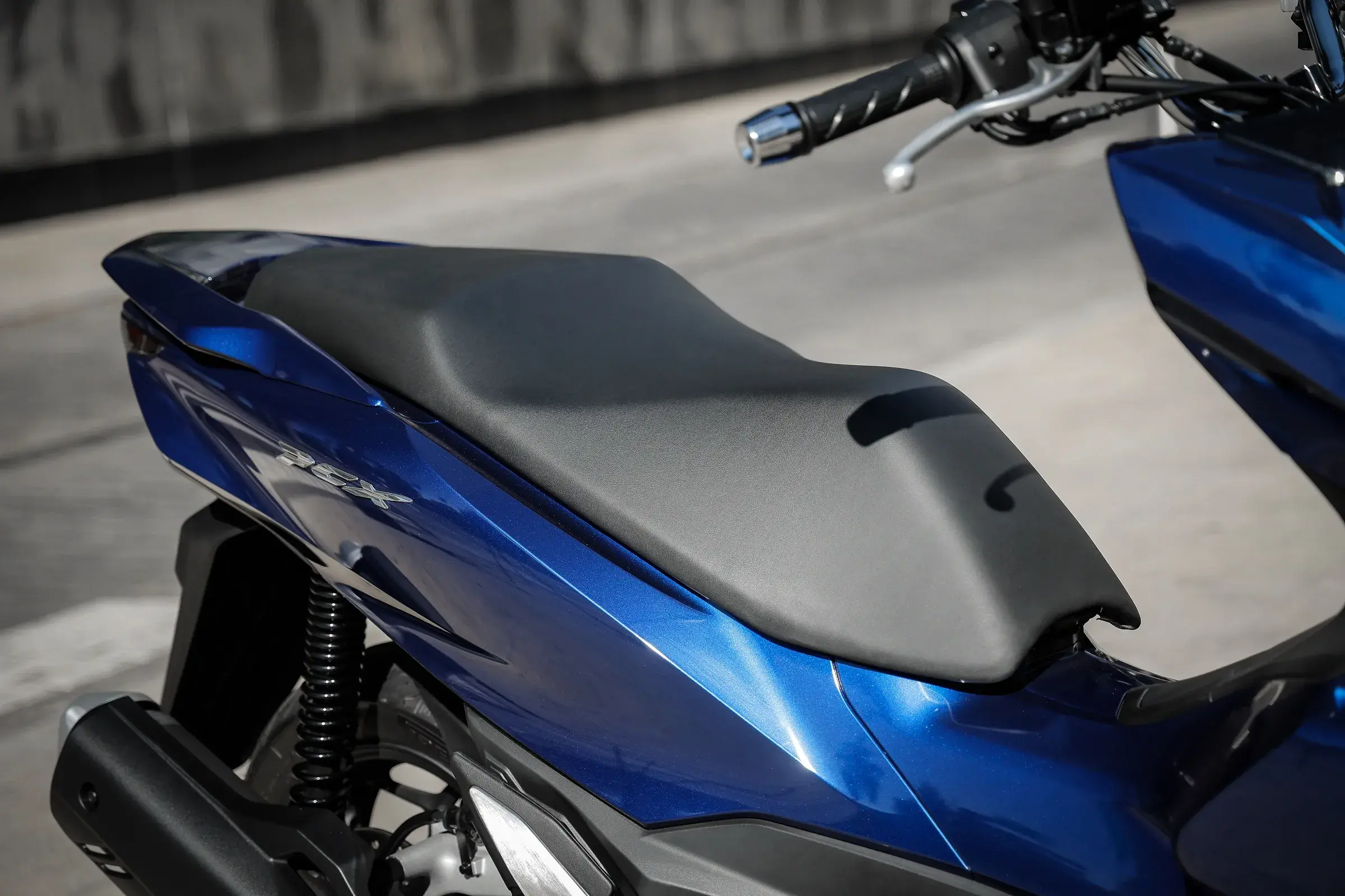 O banco do Honda PCX 160 2026 tem dois níveis de altura - para piloto e garupa