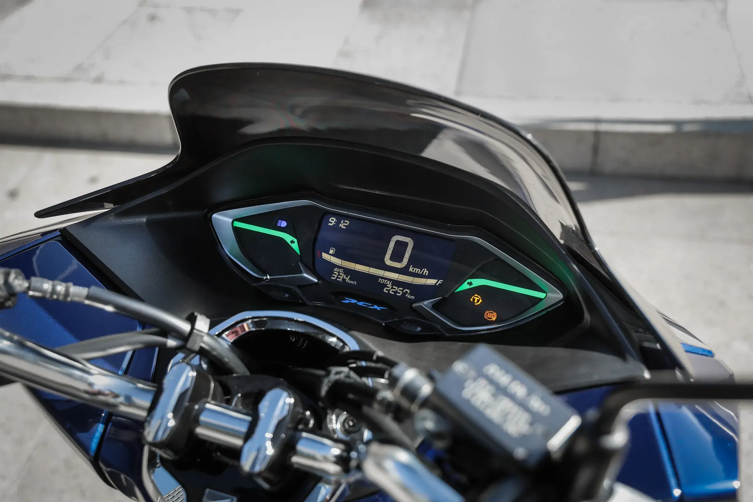 O painel do Honda PCX 160 2026 é digital e do tipo "blackout"