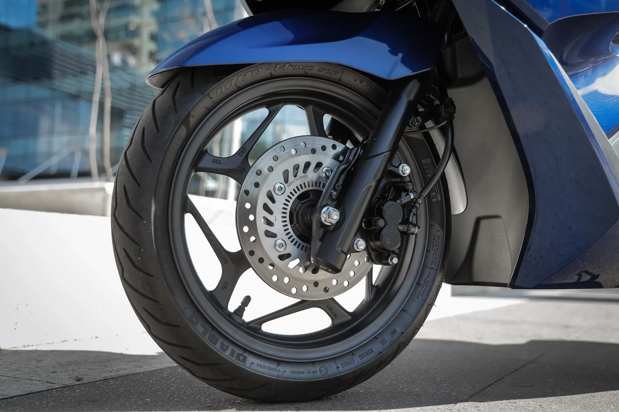 O Honda PCX 160 tem freio dianteiro a disco em todas as versões