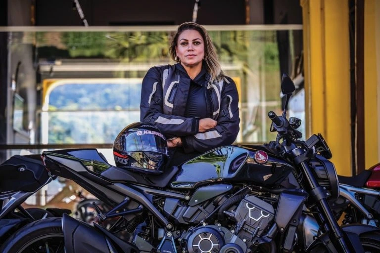 A jornalista Eliana Malizia comanda o Garagem Digital no Festival Moto Brasil