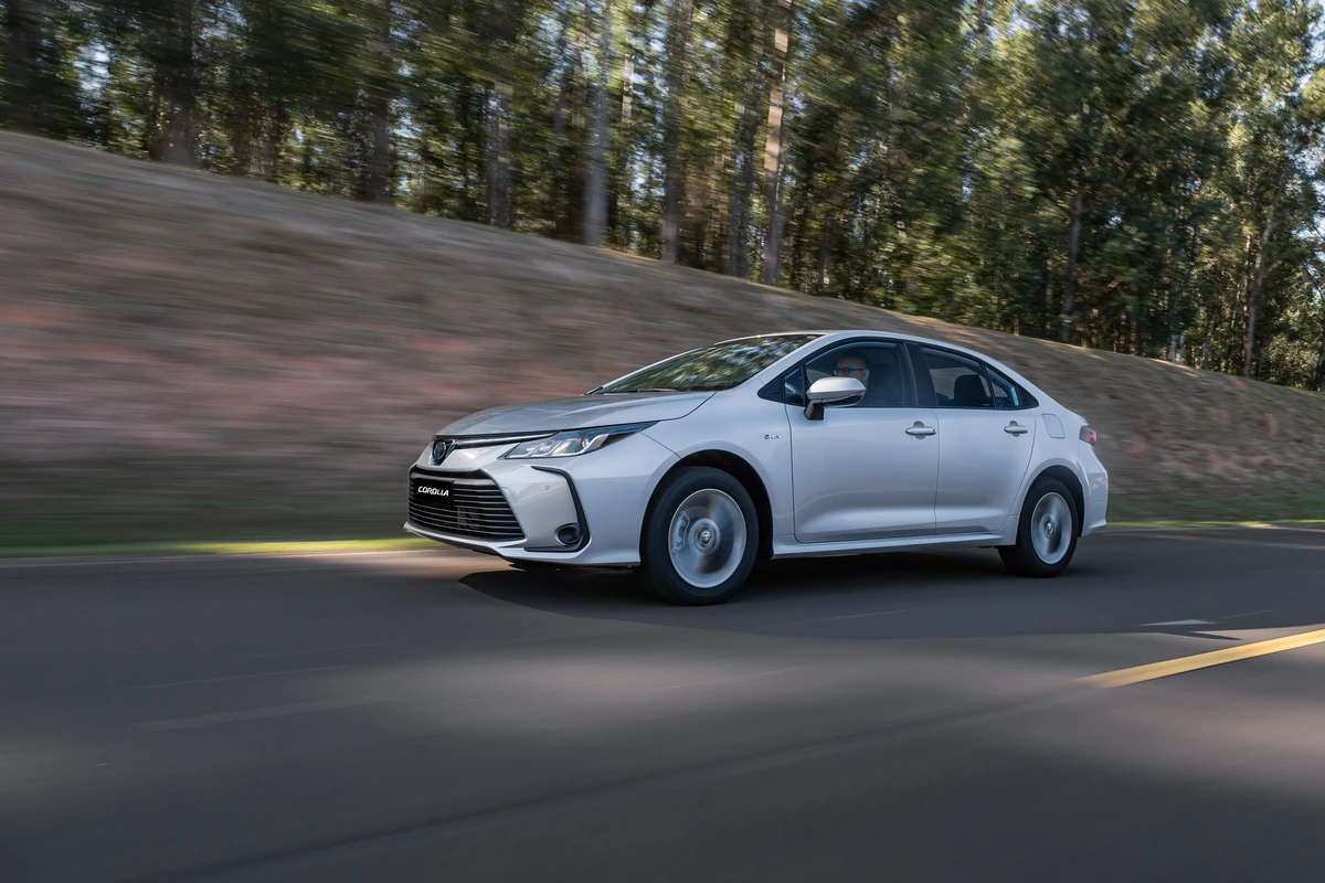 Toyota Corolla Cross e sedã Corolla despencam em vendas em novembro