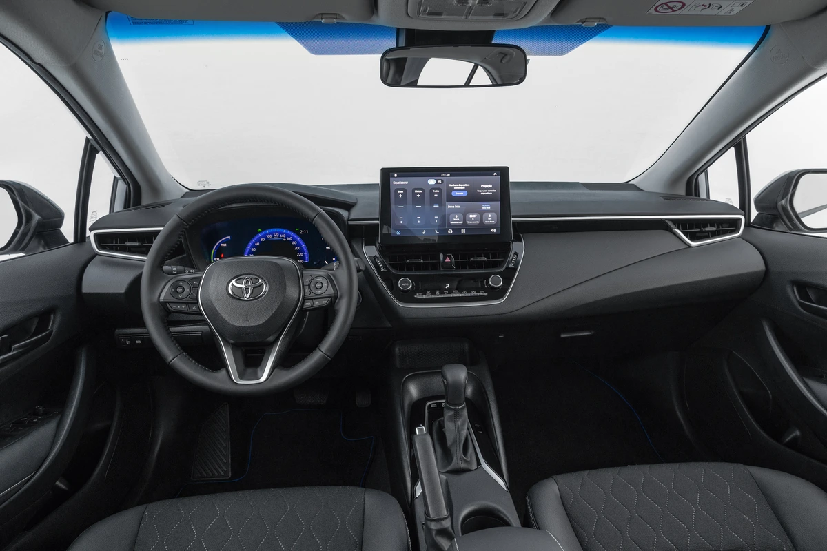 Apesar de ser versão híbrida de entrada, configuração é bem equipada