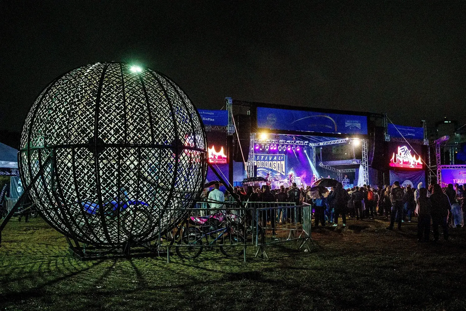Festival Moto Brasil 2025: na parte externa houve apresentações do Globo da Morte e de bandas de rock