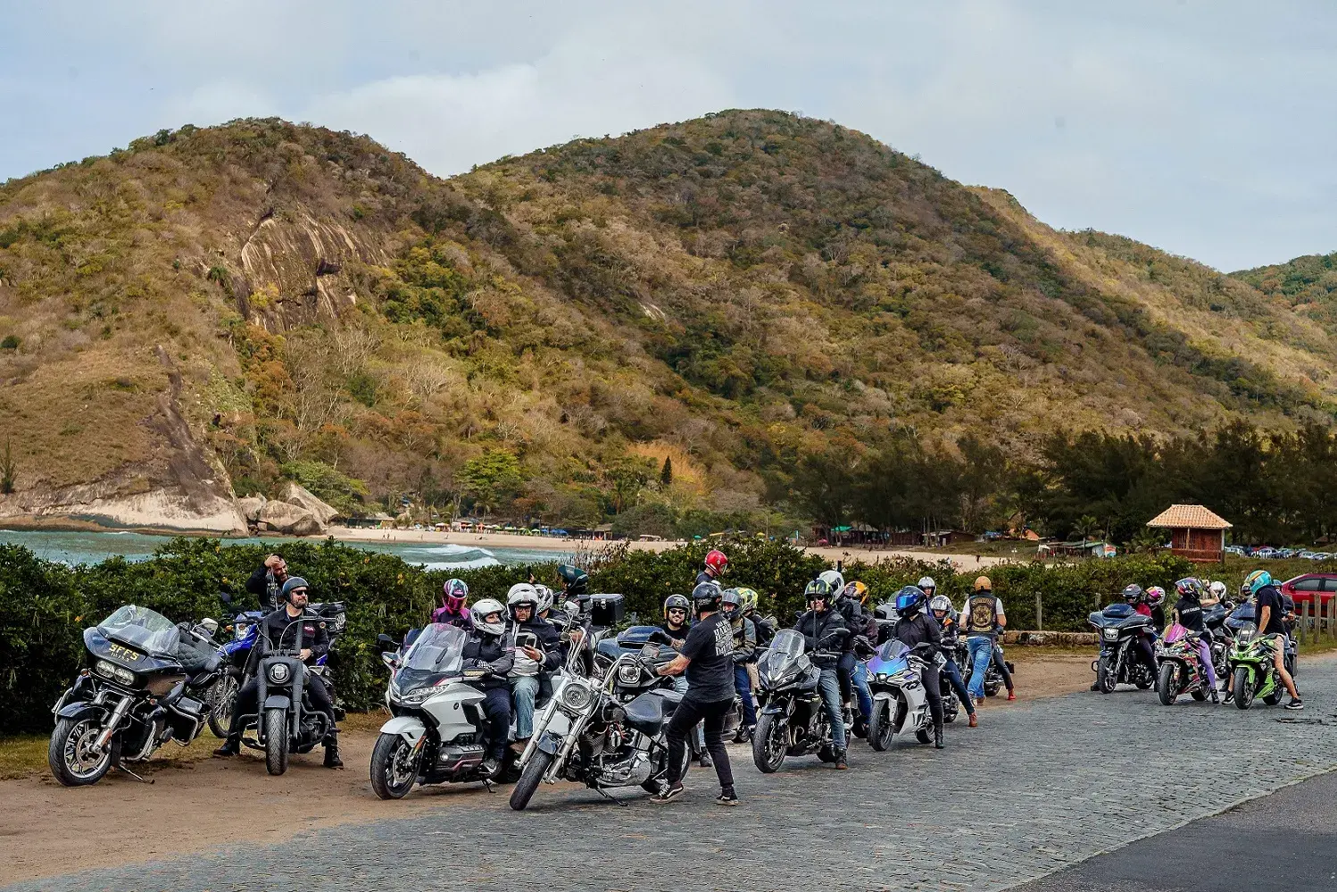 O Festival Moto Brasil 2025 também teve rides pelas praias da Zona Oeste do Rio