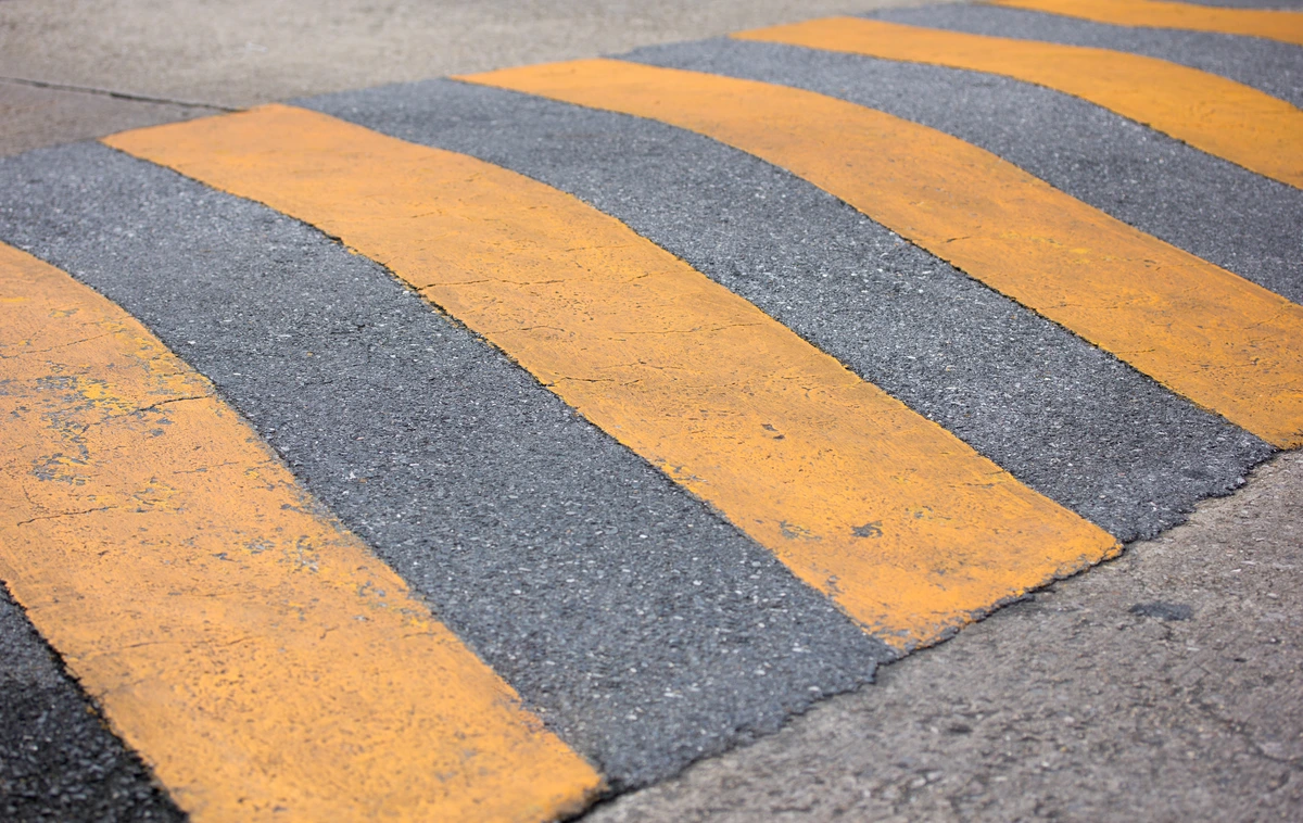 Dúvidas sobre o trânsito: pode estacionar em lombadas?