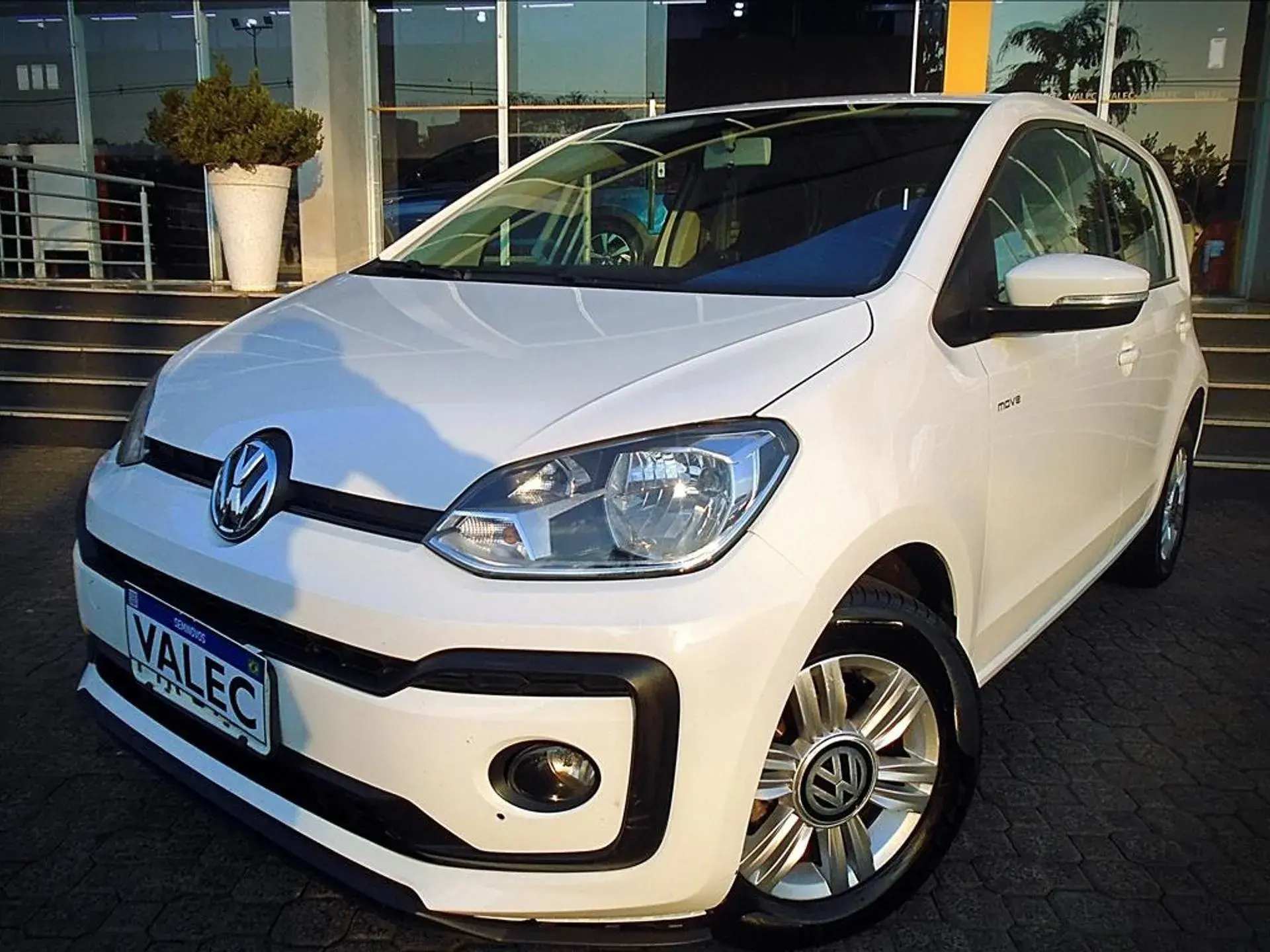 Volkswagen Up!: carros automatizados mais baratos do Brasil.