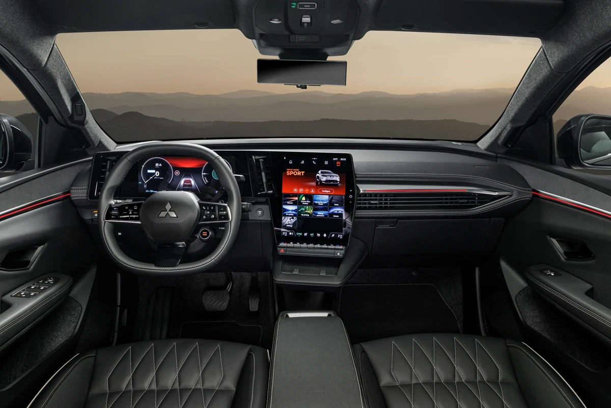 Interior do Eclipse Cross elétrico tem duas grandes telas