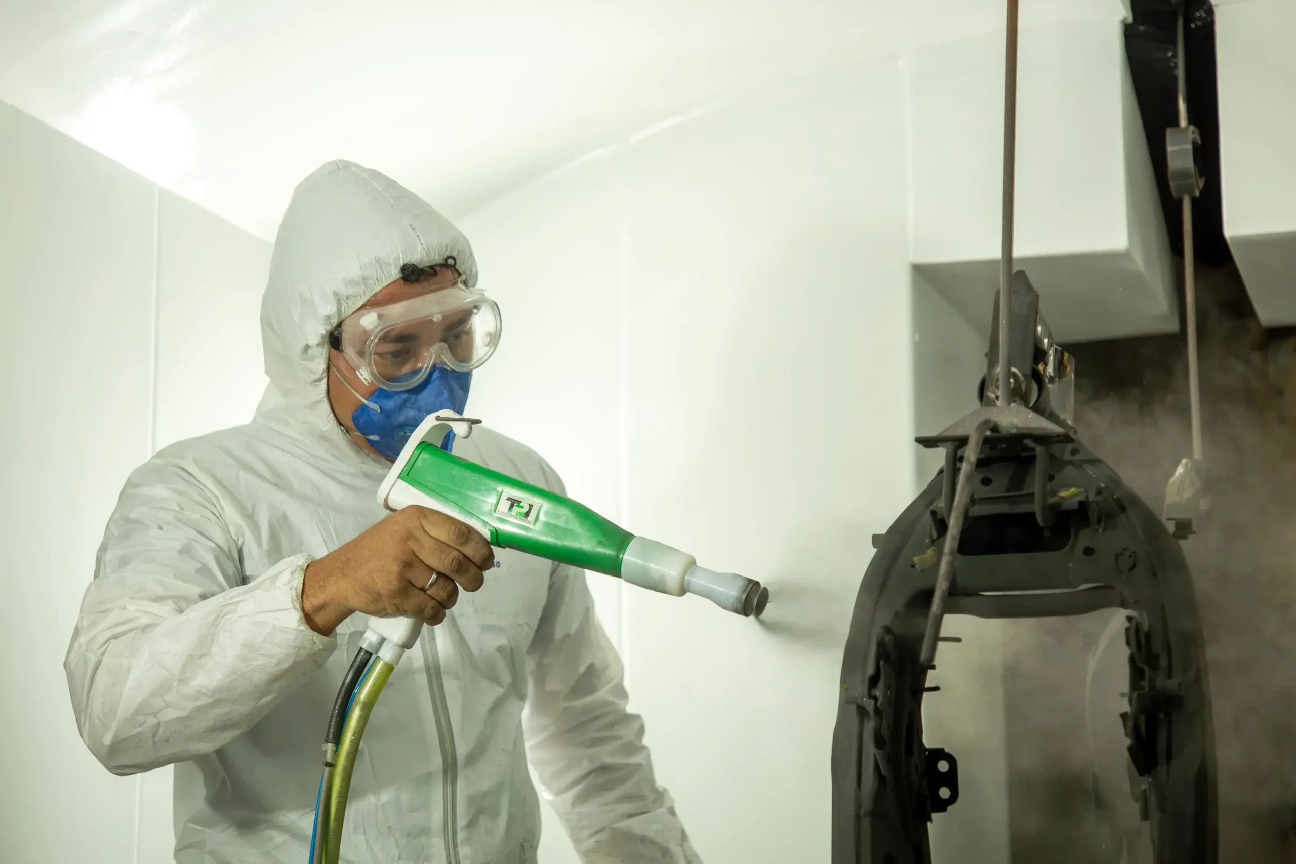 Depois de soldados na BendSteel, os chassis são pintados nas instalações da Galvasistem