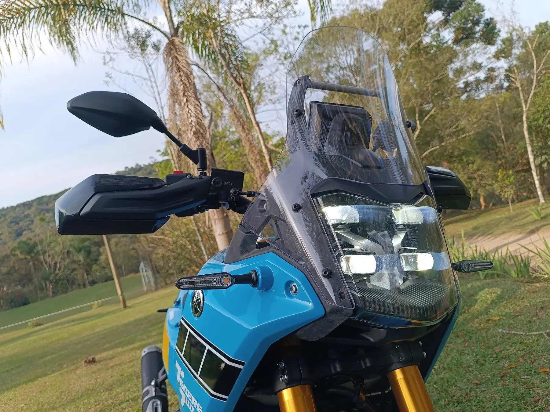 O conjunto óptico dianteiro da Yamaha Ténéré 700 tem quatro projetores de luz - tudo em LED