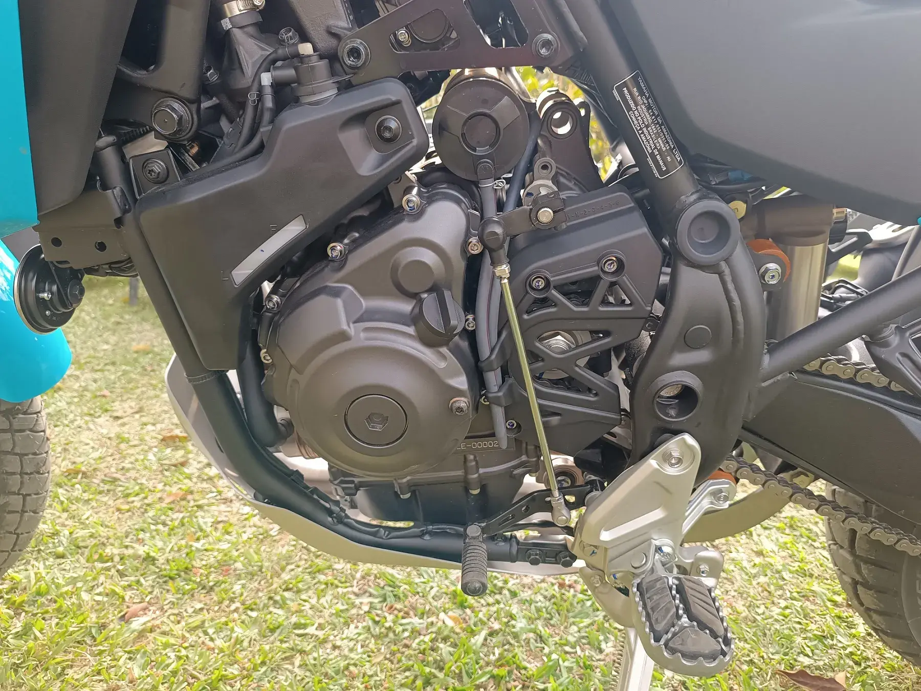 No detalhe, a longa haste do câmbio da Yamaha Ténéré 700