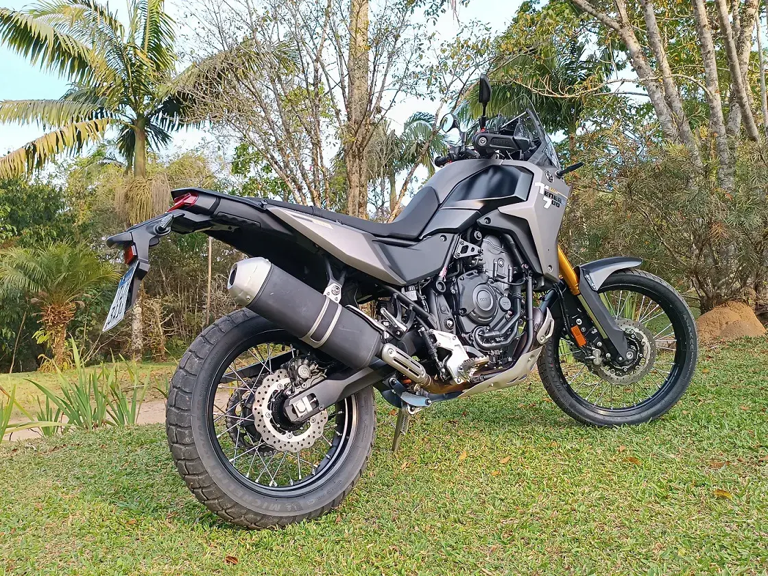 Na Yamaha Ténéré 700 a frente imponente contrasta com a traseira esguia