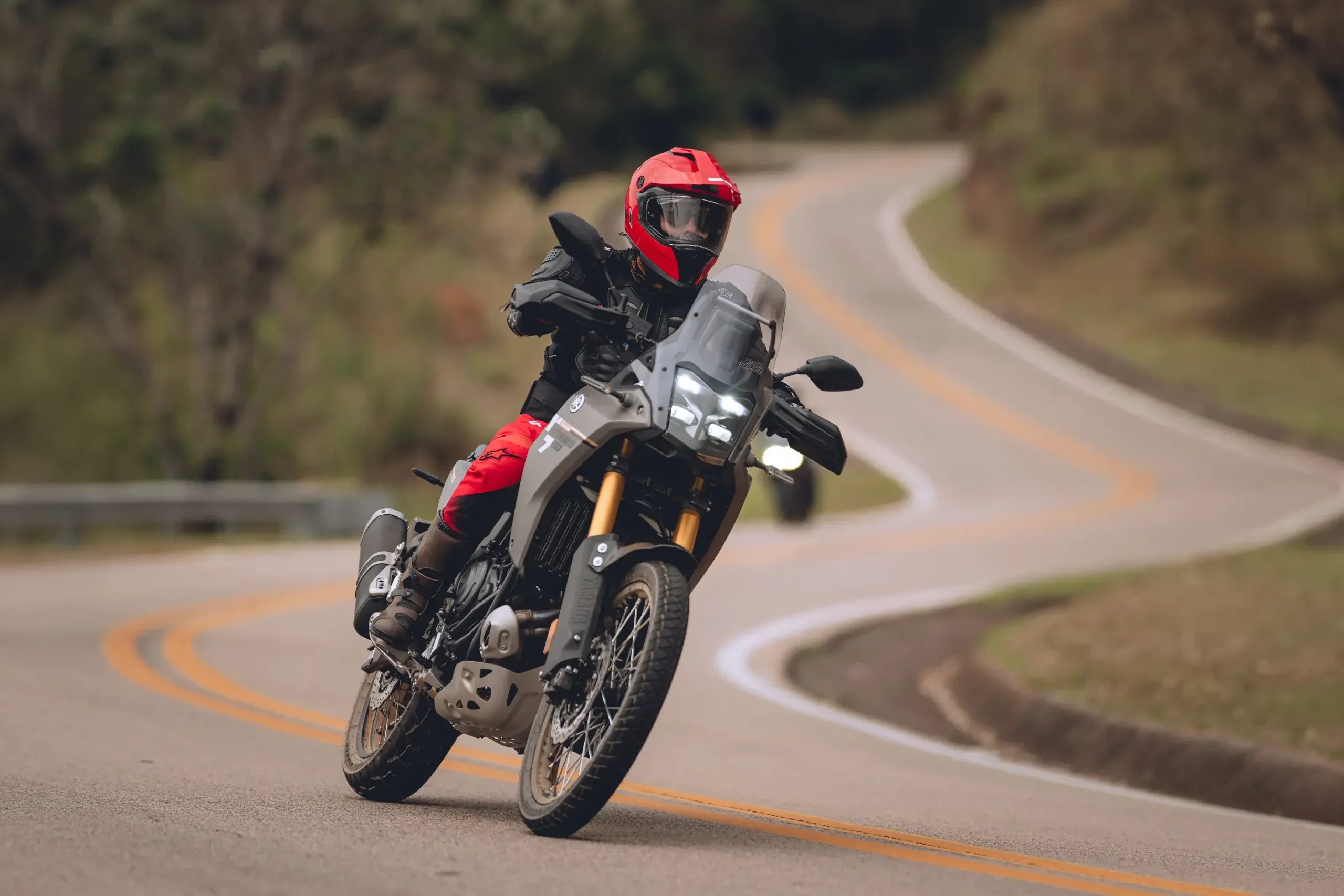 A estrada é o lugar ideal para a Yamaha Ténéré 700: boa performance sem sofrimento
