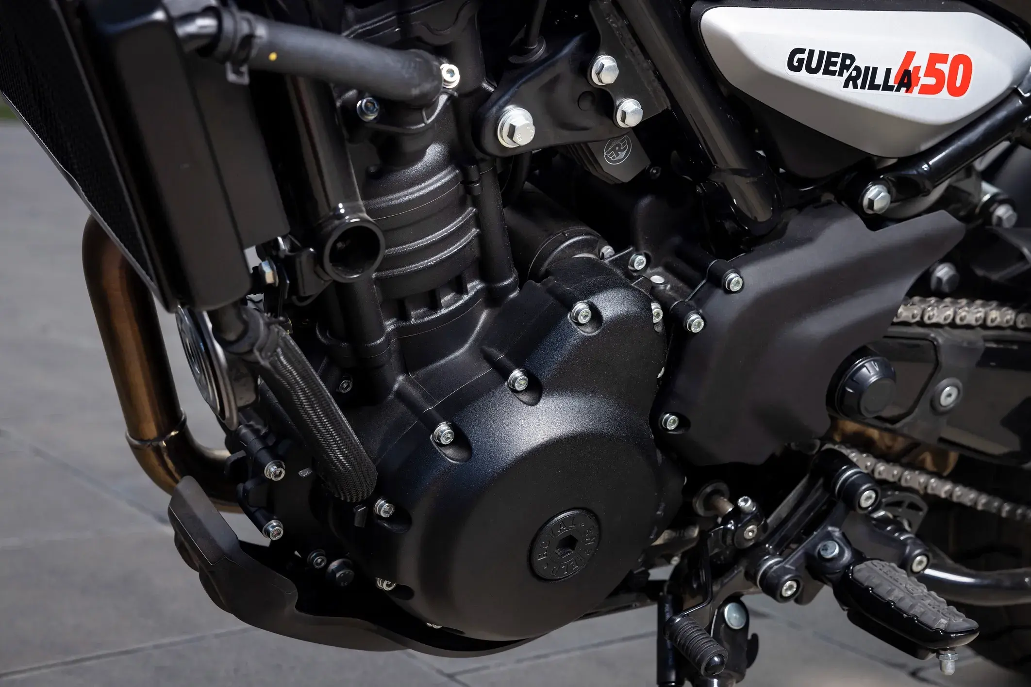 Batizado de Sherpa, o motor da Guerrilla 450 é o mesmo da Himalayan 450