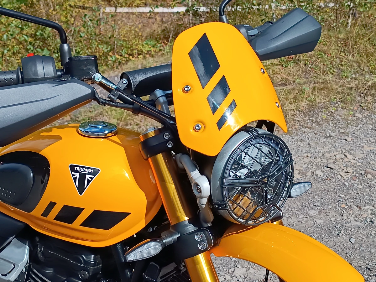 A 400 XC também tem grade protetora no farol e number plate frontal