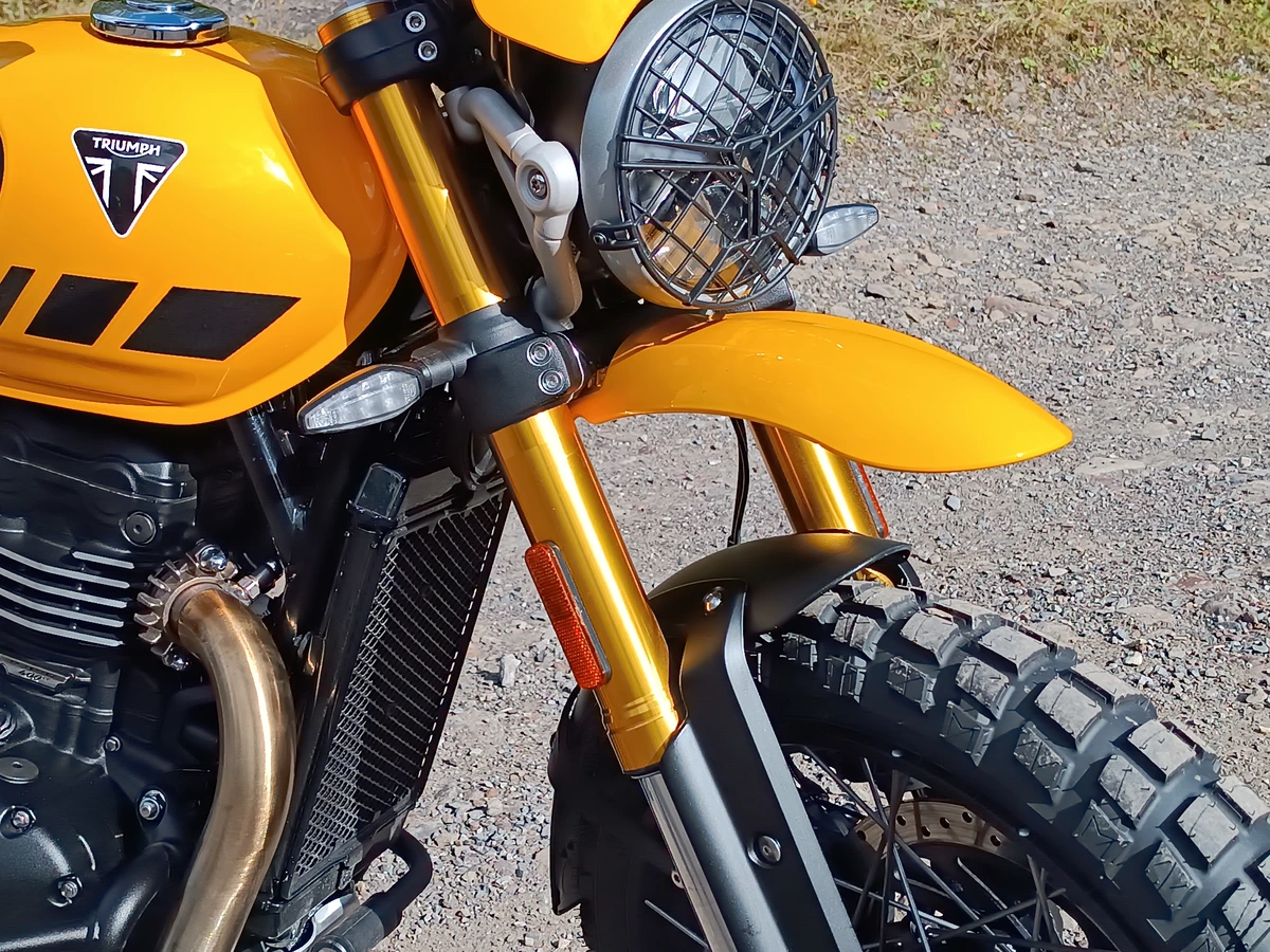 Uma das novidades na Scrambler 400 XC é o para-lama dianteiro duplo