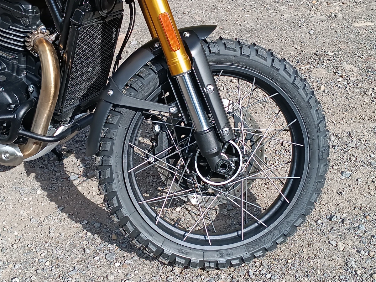 Na versão XC a aptidão aventureira da Scrambler é reforçada pelas rodas raiadas junto com os pneus sem câmara