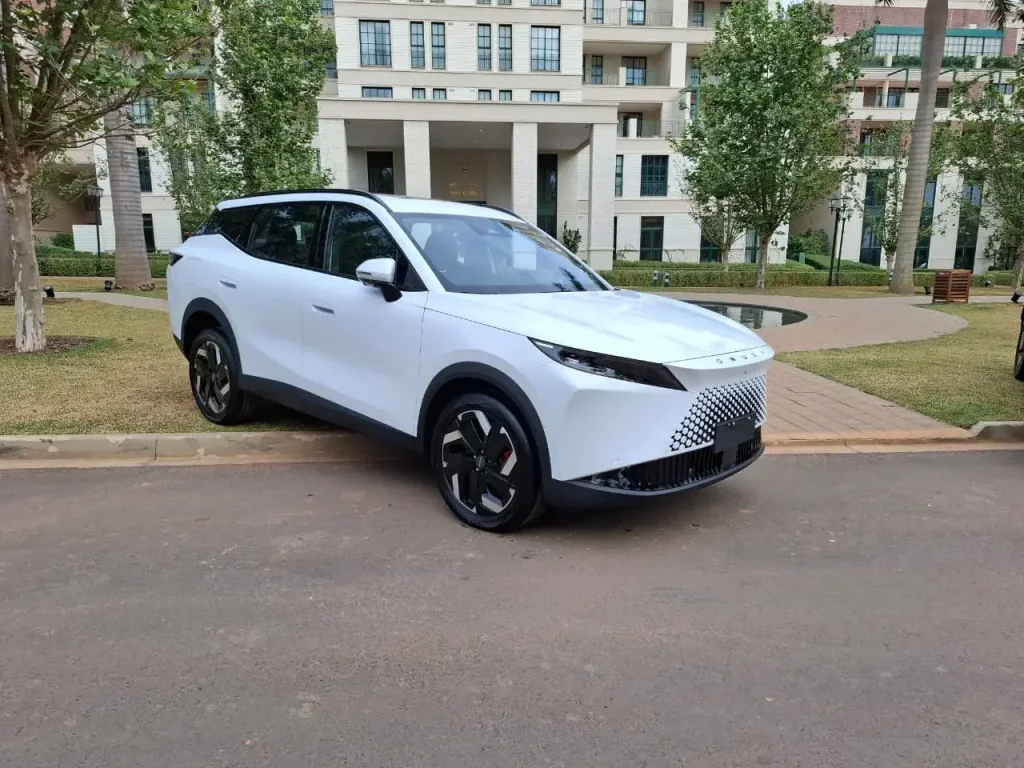 Omoda 7 é SUV híbrido capaz de rodar mais de 1.400 km com um único tanque