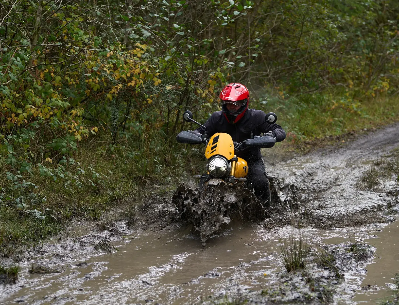 A Triumph Scrambler 400 XC surpreendeu e enfrentou poças de lama sem grandes dificuldades