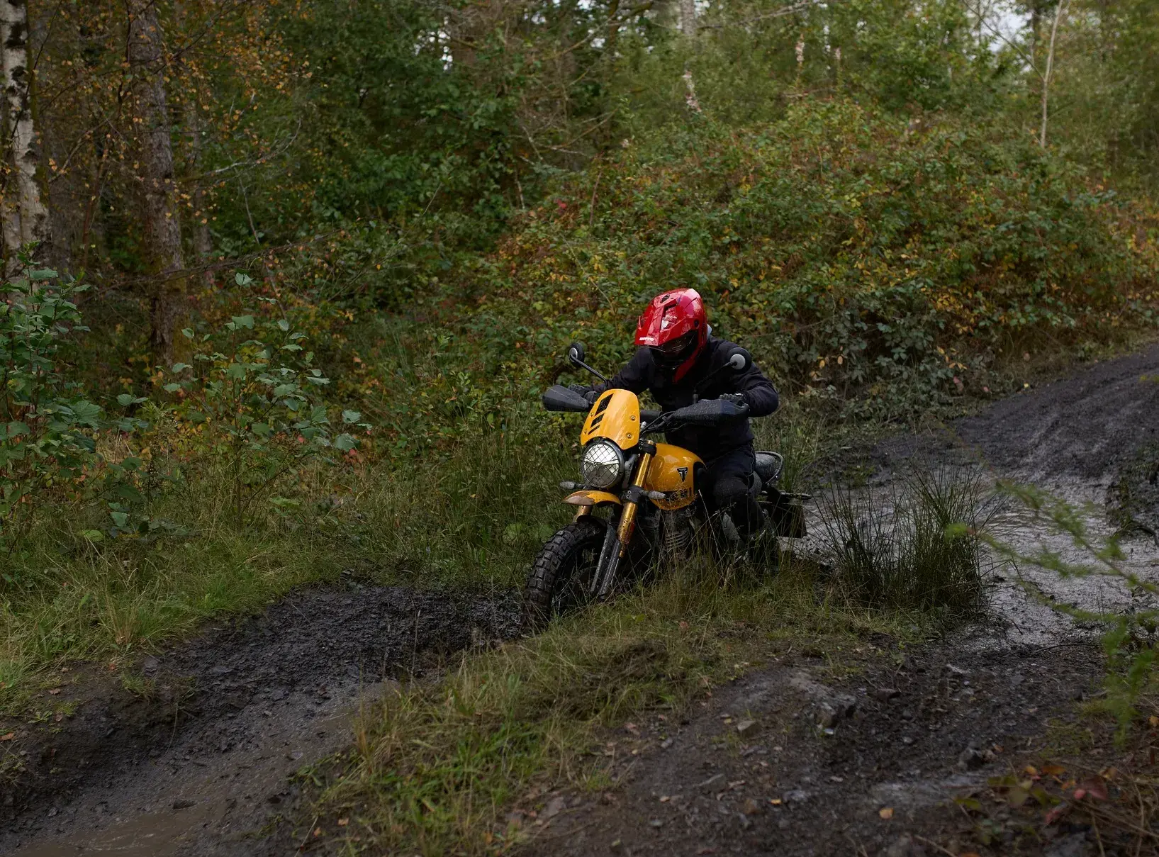 A Triumph Scrambler 400 XC passou por trajetos de off-road leve durante a apresentação, na Inglaterra