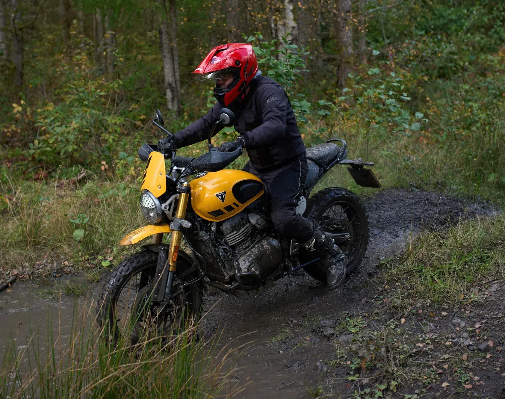Durante os testes, as motos estavam com pneus Michelin Anakee Wild, melhores para o off-road que os originais Karoo Street