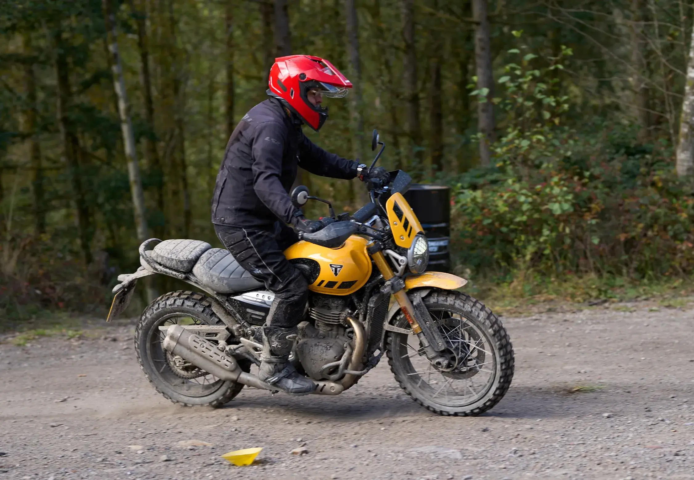 A Triumph Scrambler 400 XC é ágil e fácil de pilotar, mas o condutor sente o peso da moto