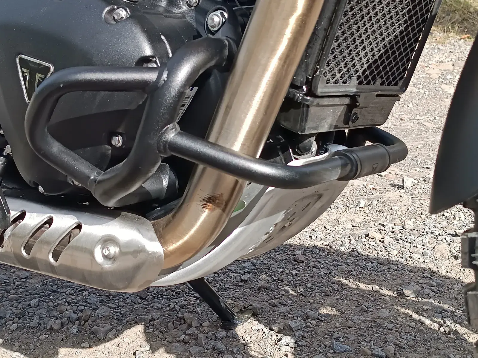 Outras diferenças importante da XC para a X: protetores de motor e de cárter em alumínio