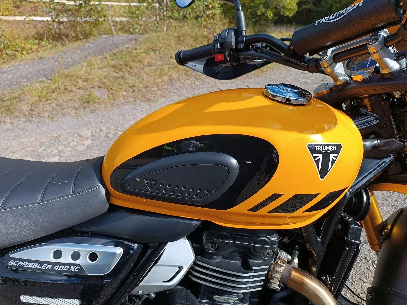 A Scrambler 400 XC será vendida nas cores amarela (acima), branca ou cinza