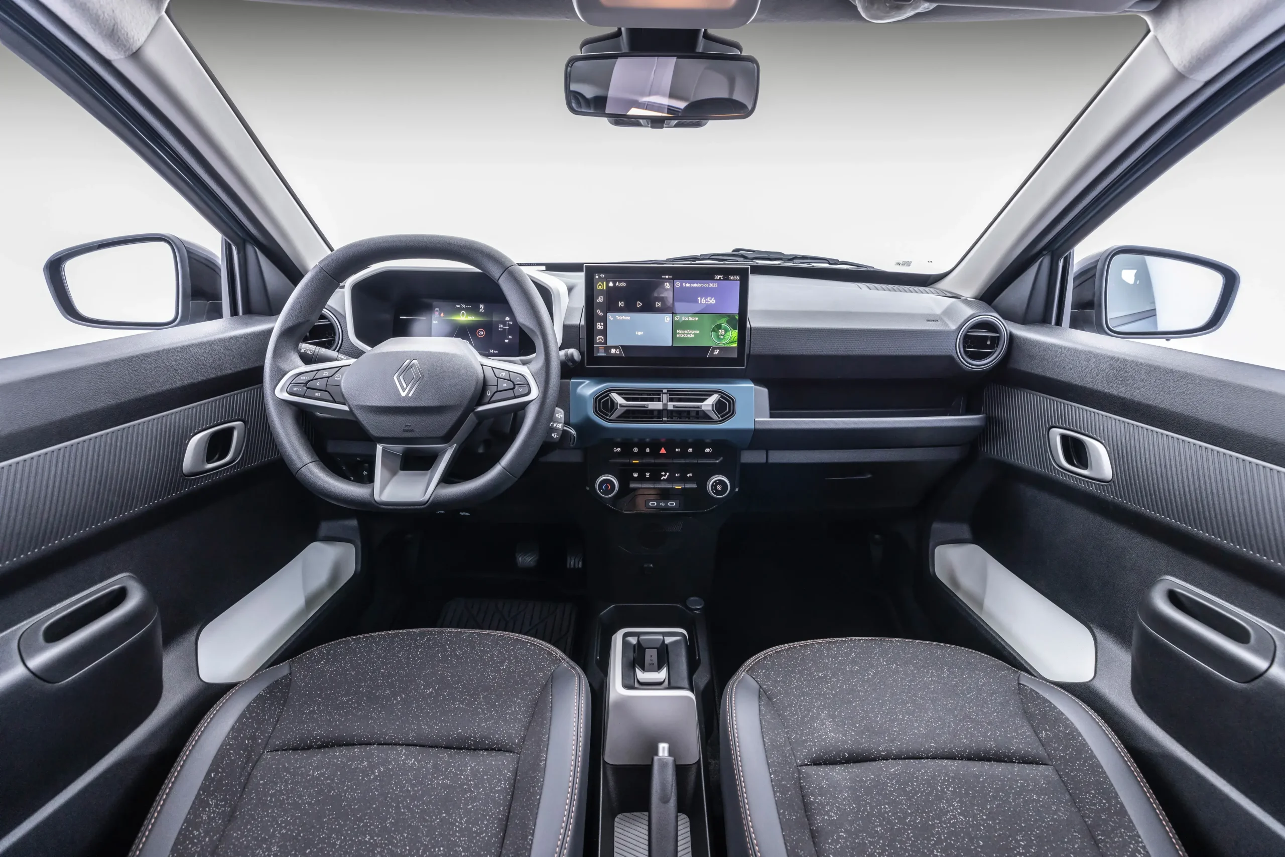 Bem equipado, o Kwid E-Tech tem 11 sistemas avançados de assistência à condução (ADAS, em inglês), incluindo até análise de cansaço do motorista