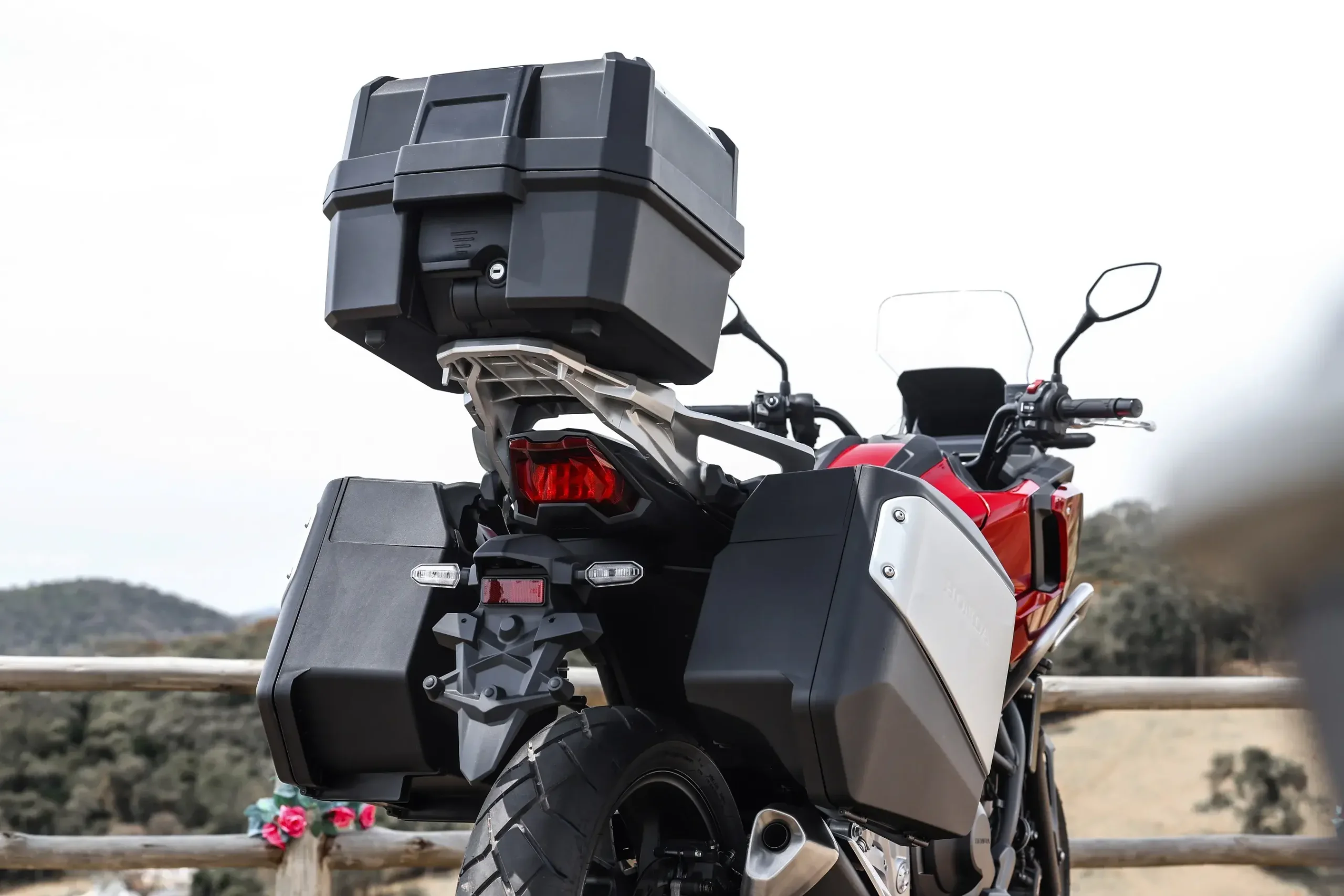 A NC 750X pode ser equipada, opcionalmente, com baús laterais e top case traseiro
