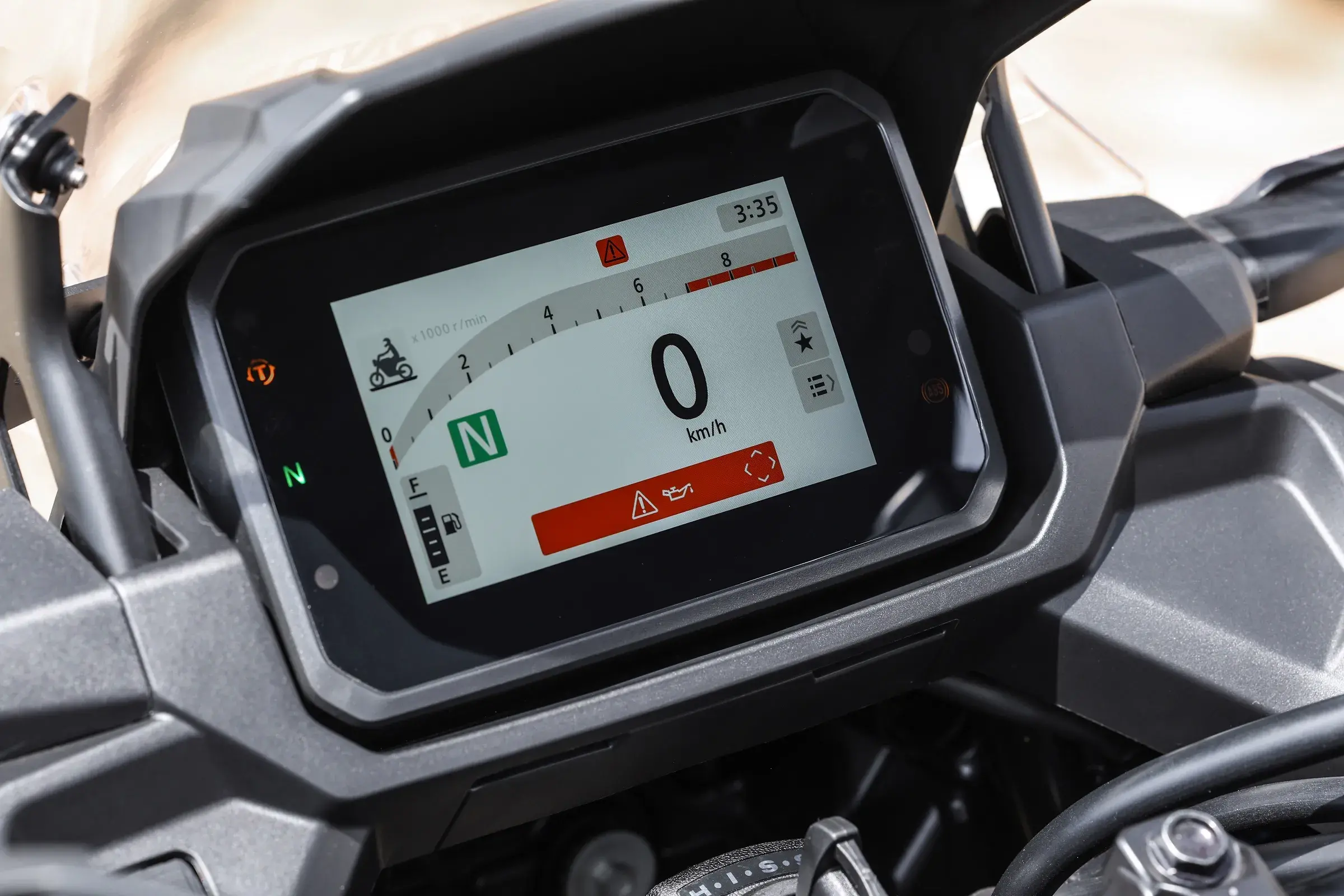 O novo painel de instrumentos é uma tela de de TFT de cinco polegadas, como em outros modelos da Honda