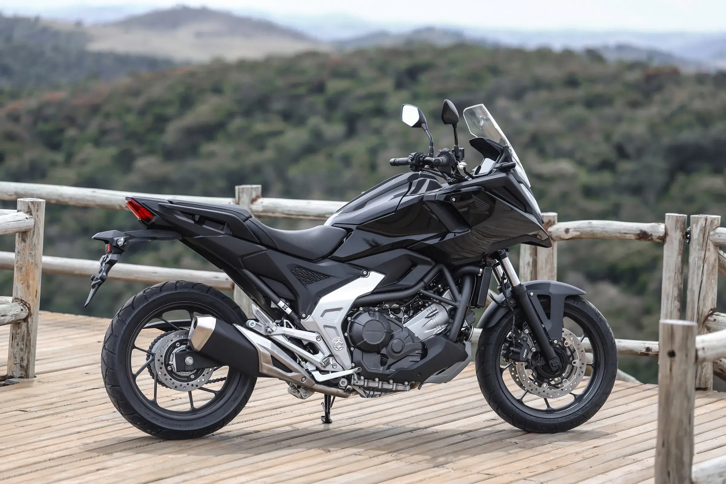 A Honda NC 750X 2026 será vendida nas cores preta (acima) ou vermelha perolizada