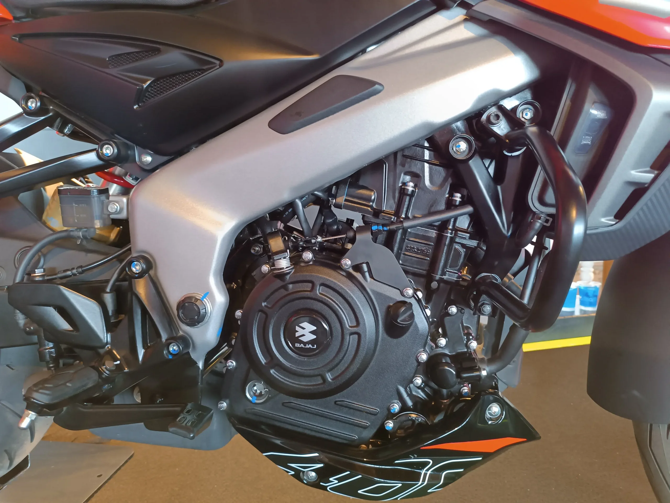 O motor é o mesmo da Dominar 400, mas com uma sutil recalibragem