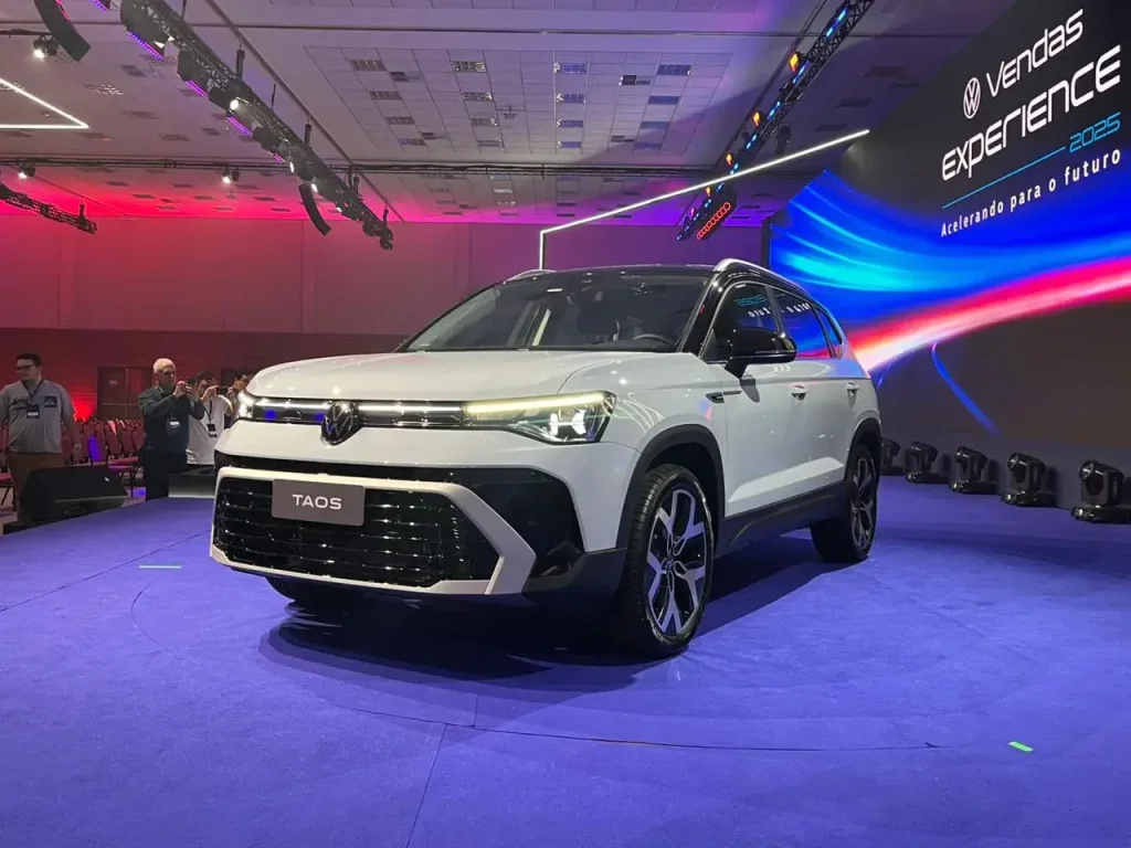 Volkswagen Taos 2026 na cor branca com teto preto em posição 3/4 de frente