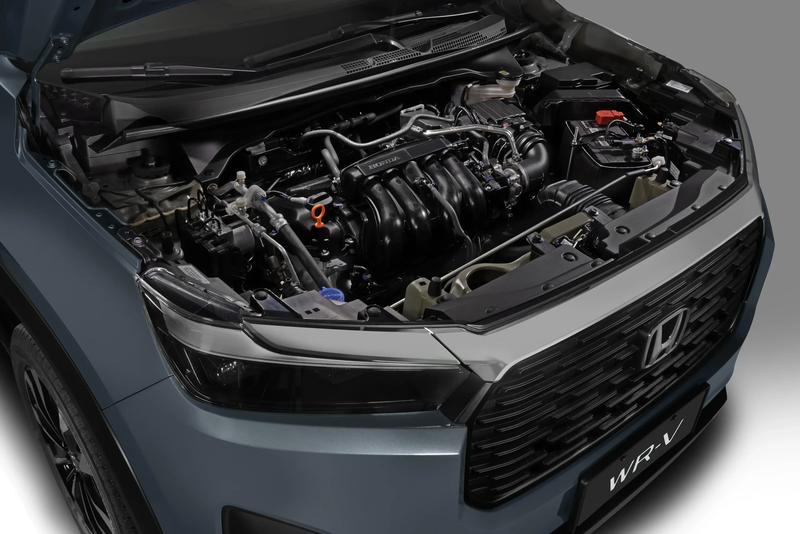 O motor entrega 126 cv de potência (E/G) e até 15,8 kgfm de torque (E)