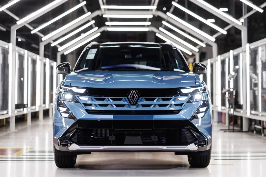 Renault Boreal saindo da linha de montagem da fábrica de São José dos Pinhais (PR).