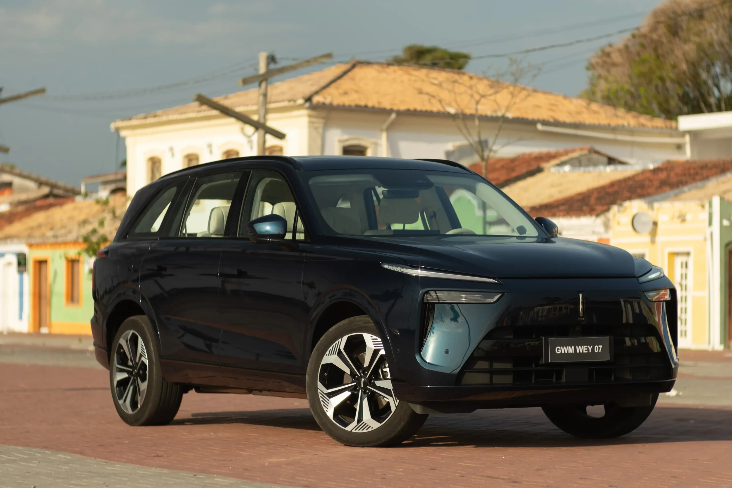 O Wey 07 combina um motor 1.5 turbo a gasolina com dois motores elétricos independentes