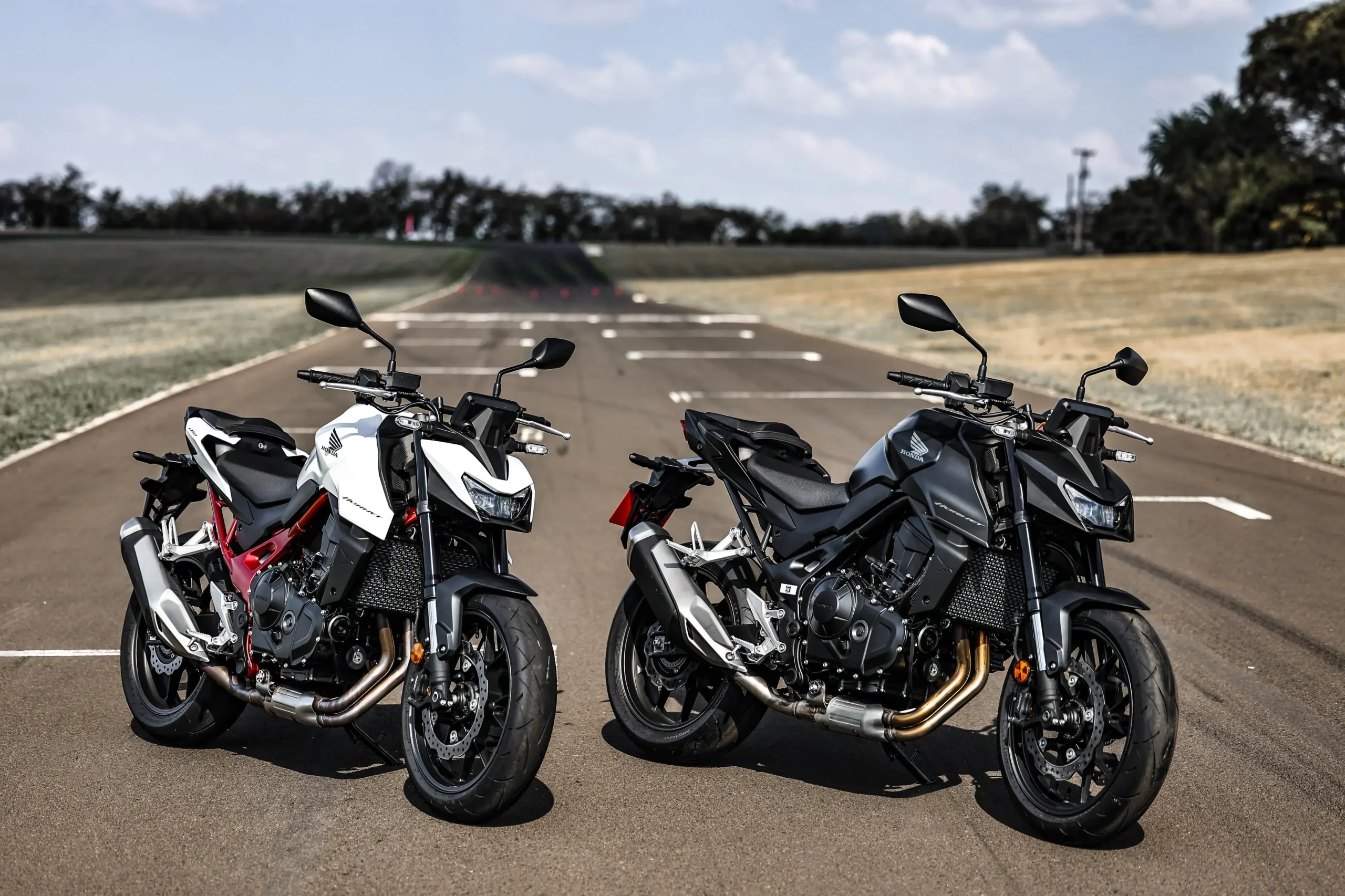 Hornet 750 branca perolizada ou preta metálica? Qual das duas é a mais bonita?