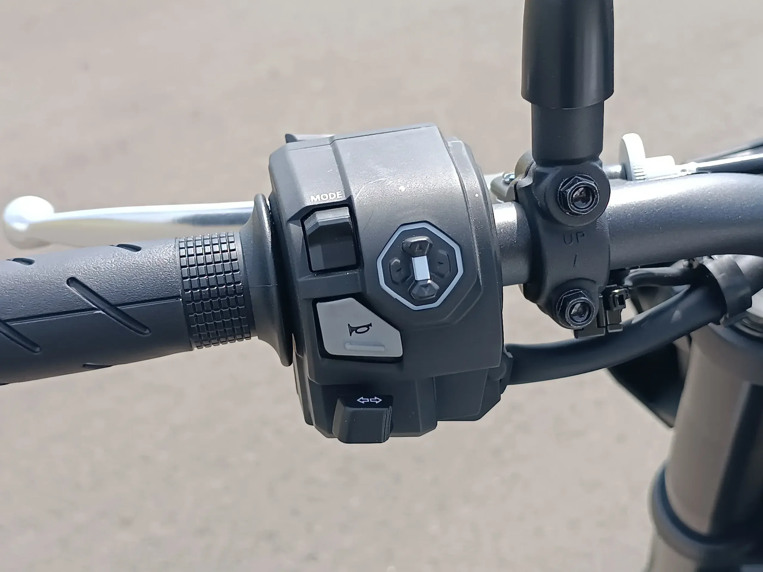 As funções no painel de instrumentos são selecionadas por este pequeno joystick no punho esquerdo
