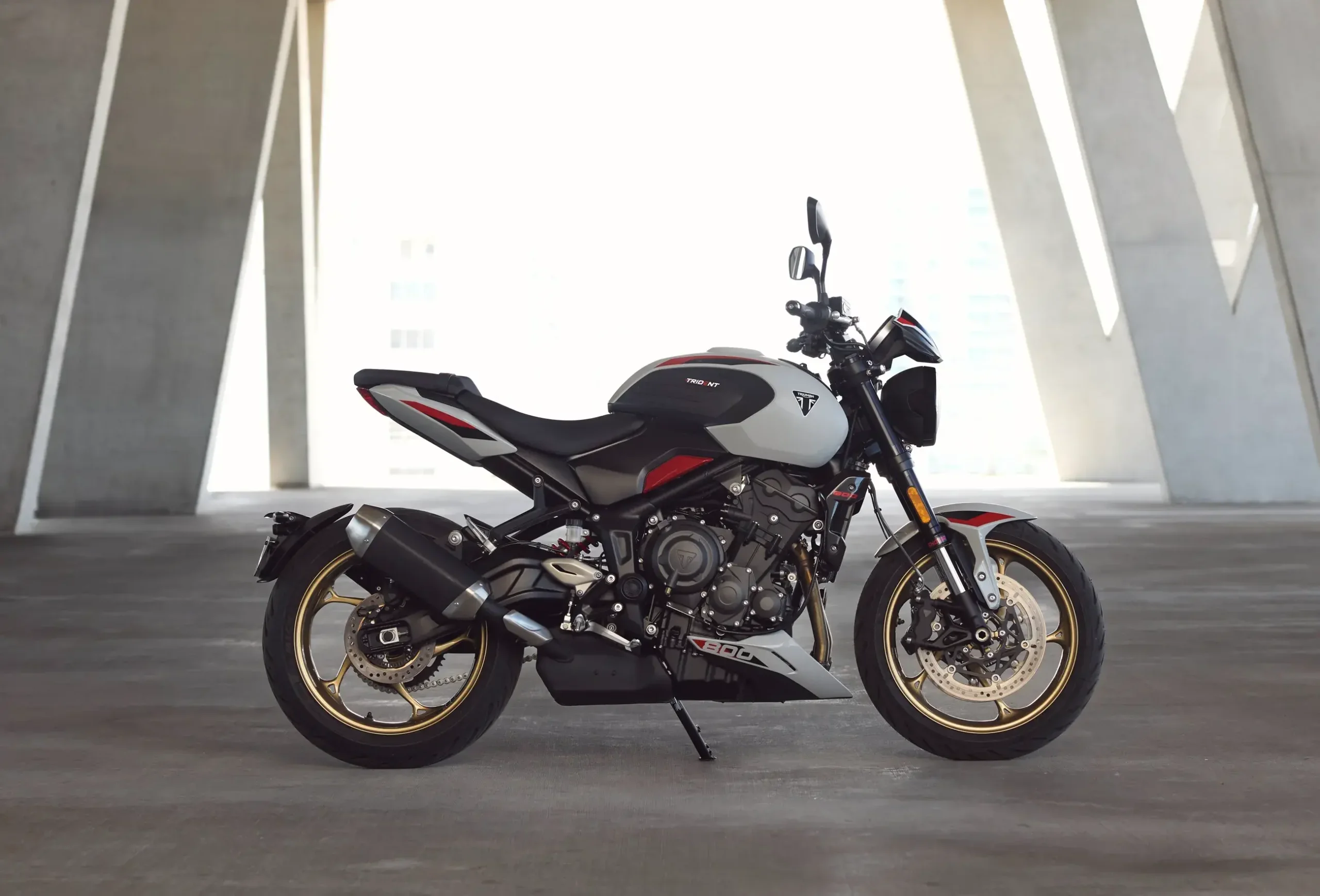 A Trident 800 2026 será vendida em três cores - e uma delas é essa combinação clássica