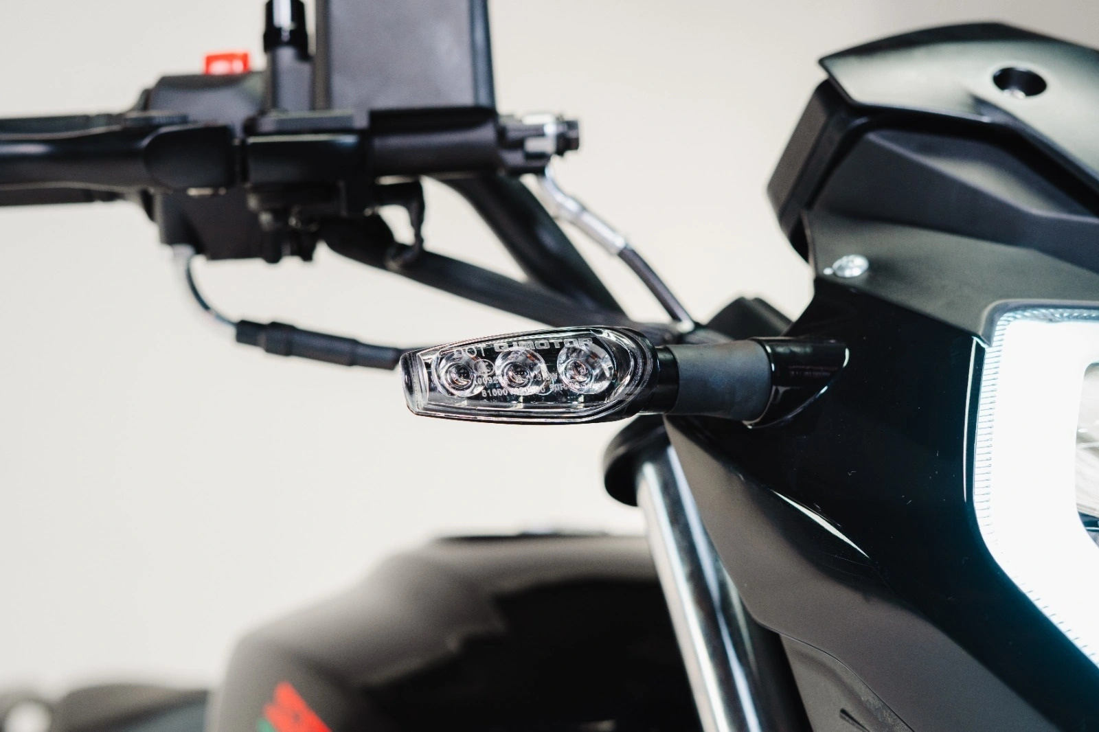 A iluminação da Shineray New JEF 150 é toda com luzes de LED - inclusive os piscas