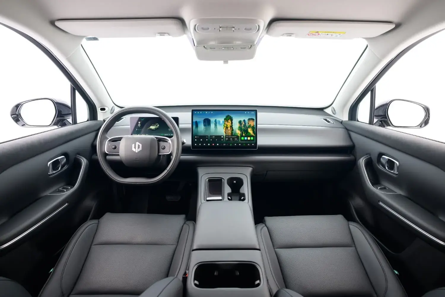 No interior, o C10 REEV O é minimalista se não tem botões físicos - o que requer certo aprendizado por parte do motorista