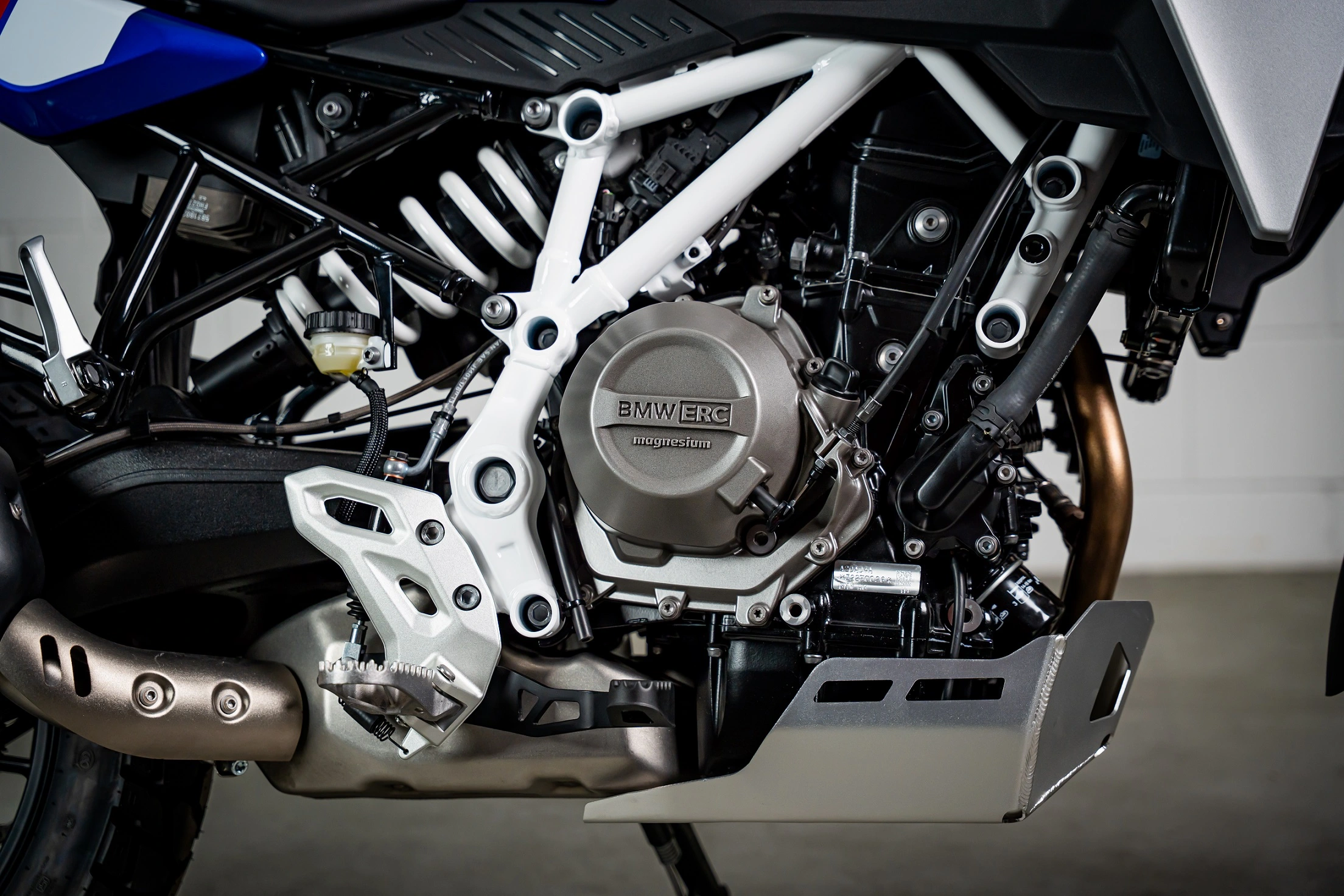 O motor bicilíndrico rende 48 cv de potência a 8.750 rpm e torque de 4,3 kgfm a 6.750 rpm
