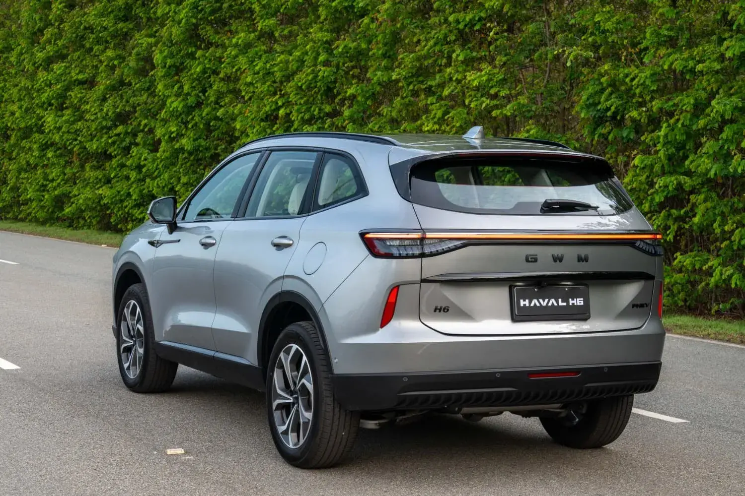 As versões PHEV35 e GT do Haval H6 têm motor 1.5 litro turbo e dois motores elétricos: são 393 cv de potência e 78,7 kgfm de torque