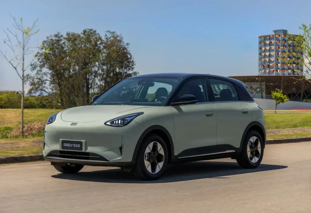 Geely EX2 cresce no varejo e ameaça domínio da BYD