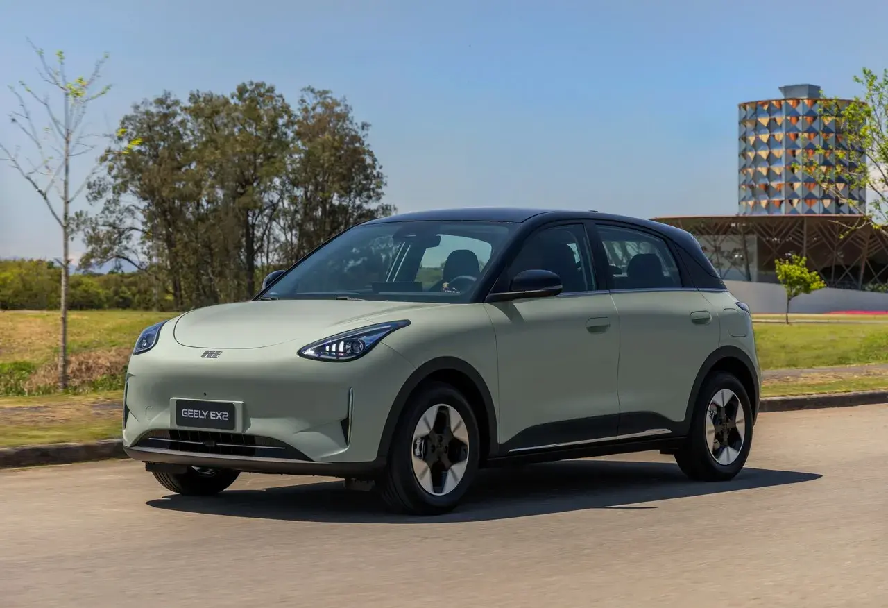 Geely EX2 cresce no varejo e ameaça domínio da BYD
